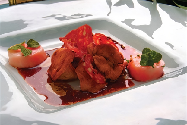 Лисички с хрустящей салями в соусе из красного вина с тмином и кориандром