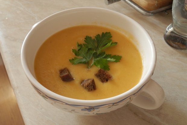 Лёгкий овощной суп-пюре с цукини и ржаными гренками