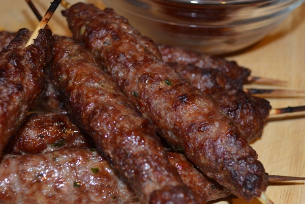 Люля-кебаб с соусом сацебели и маринованным луком по-домашнему