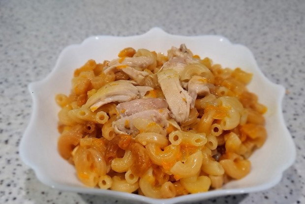 Макароны на сковороде с куриным мясом