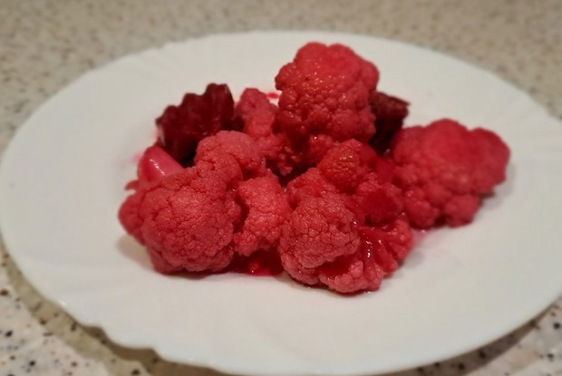 Маринованная цветная капуста со свеклой