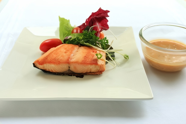 Маринованный лосось в саке и васаби с ароматным соусом
