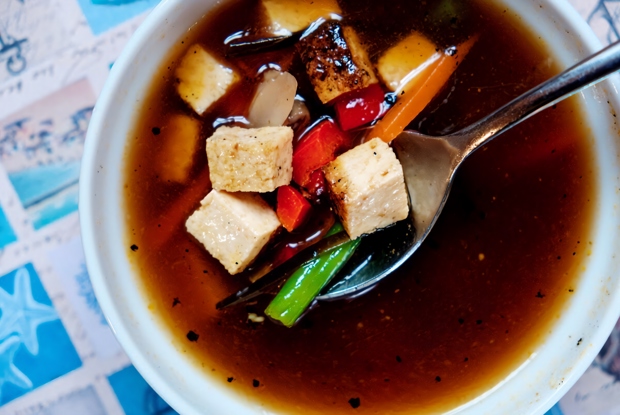 Миcо-суп с дайконом, тофу и лососем
