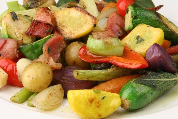 Мини овощи обжаренные с грудинкой панчетта, хересом и листьями шалфея