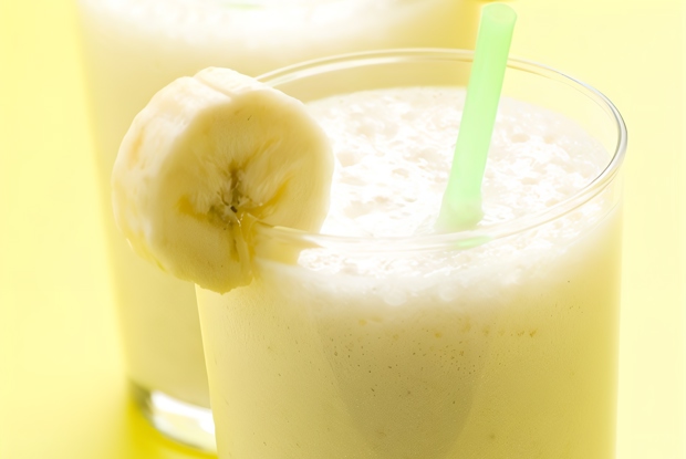 Молочный коктейль из бразильских орехов и банана