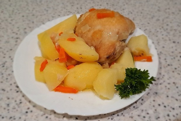 Молодой картофель запеченный в духовке с куриным бедром
