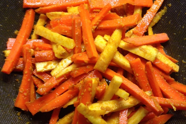 Морковь и пастернак, глазированные в имбирно-медовом соусе с куркумой