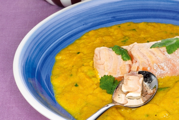 Морковный суп с рыбой и кинзой
