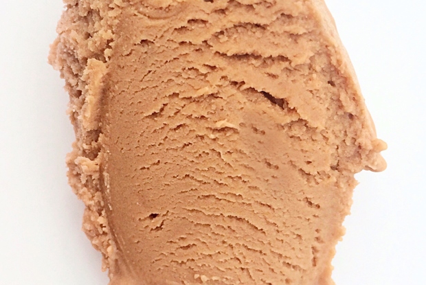 Мороженое с нутеллой и кусочками конфет «Ферреро Роше»