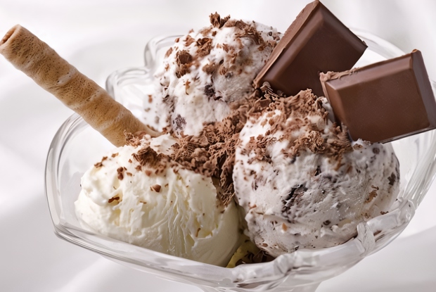 Мороженое с шоколадом и мятой