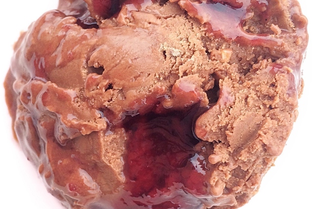 Мороженое с темным шоколадом, копченой солью и прослойкой виноградного желе