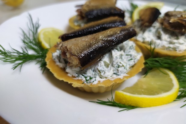 Начинка для тарталеток с солеными огурцами и шпротами