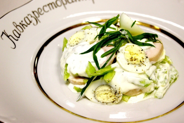 Низкокалорийный салат с куриной грудкой и перепелиными яйцами