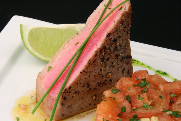 Обжаренное филе тунца с салатом из помидор