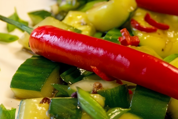 Огуречный салат с красным чилийским перцем