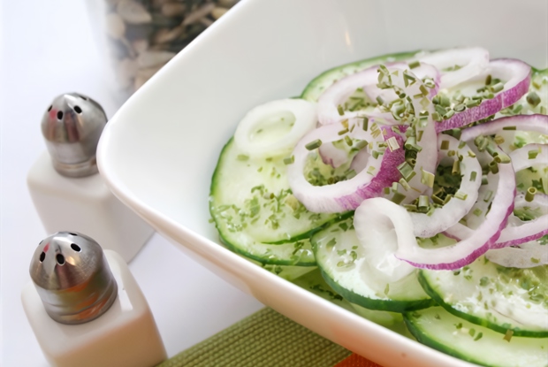 Огуречный салат с красным луком, укропом и сметаной по-гречески