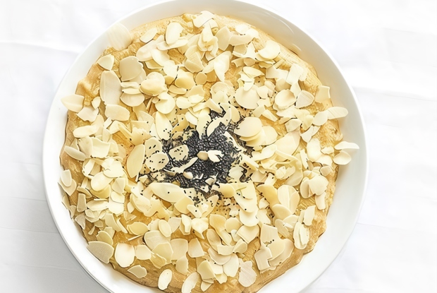 Ореховый десерт с сухофруктами и медом