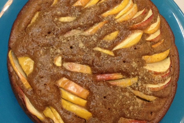 Осенний яблочный пирог со специями
