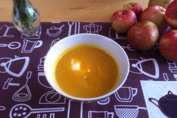 Острый яблочно-морковный суп