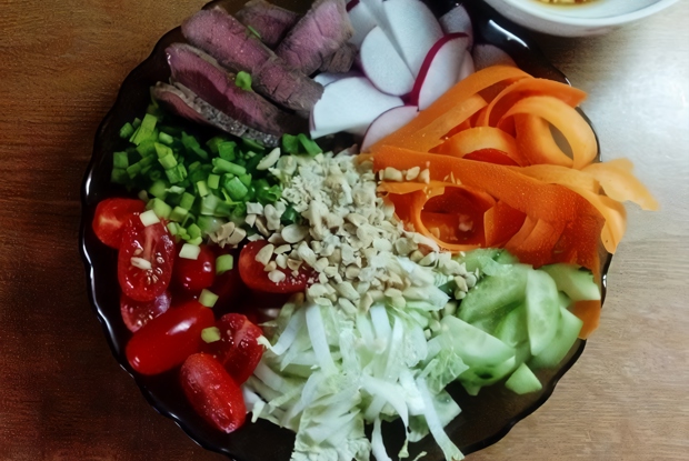 Острый овощной салат с говядиной