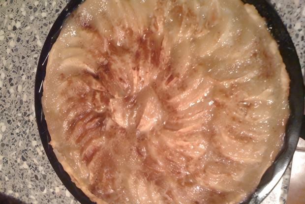 Открытый пирог с яблоками в карамели