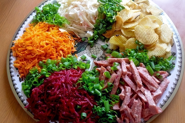 Овощной салат с копченой колбаской