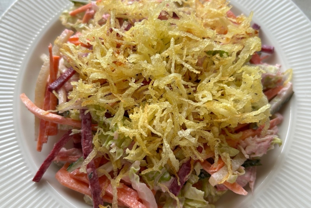 Овощной салат с курицей и картофелем пай