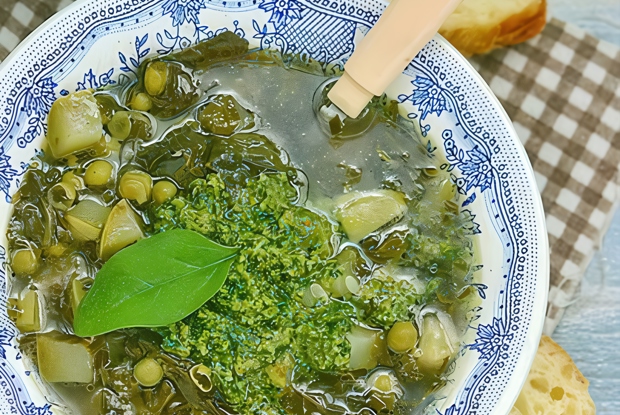 Овощной суп с песто из щавеля