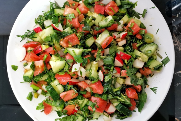 Овощной салат с редисом и тархуном
