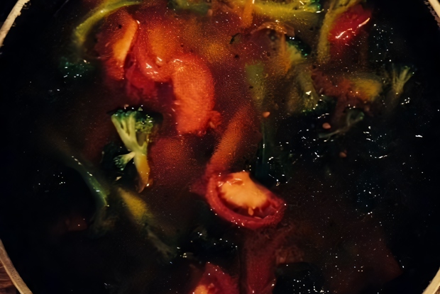 Овощной суп с курицей, брокколи и помидорами