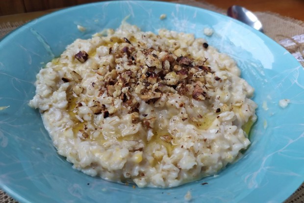 Овсянка с сыром, грецкими орехами и медом