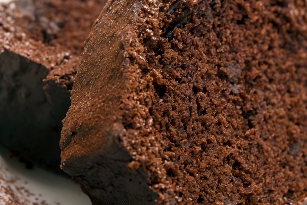 Пасхальный шоколадный пирог с ежевикой