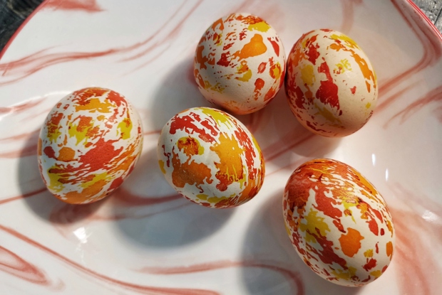 Пасхальные яйца, окрашенные с помощью салфетки