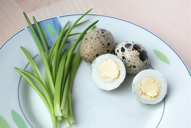 Перепелиные яйца с молотым перцем и солью