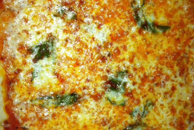 Пицца «Маргарита» с базиликом