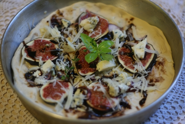 Пицца с моцареллой, горгонзолой, говядиной, инжиром и бальзамическом соусом