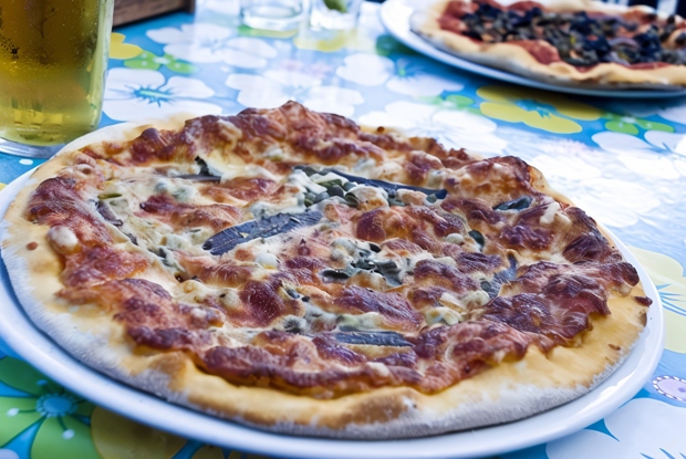Пицца с сардинами, луком и помидорами