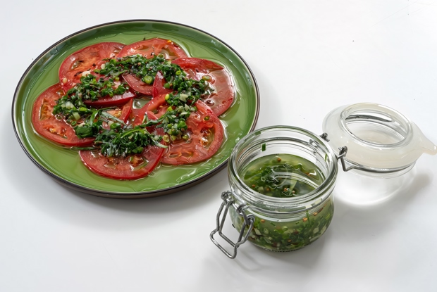Пикантная заправка для салата с помидорами