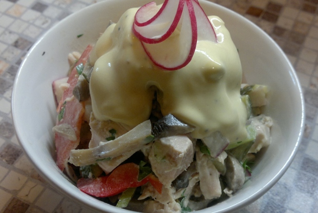 Пикантный салат из курицы, грибов и редиса
