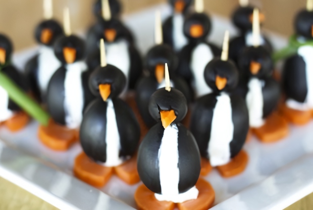 Пингвины из маслин фаршированные мягким сыром