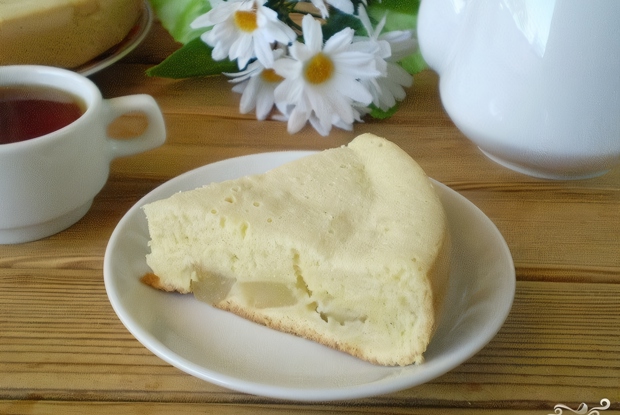 Пирог из бисквитного теста со сладкой грушевой начинкой в мультиварке