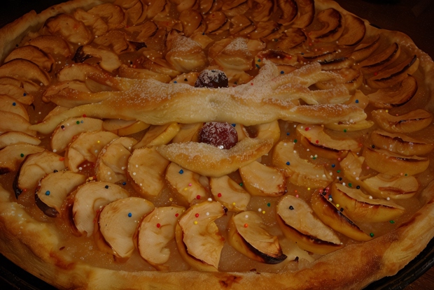 Пирог из слоеного теста с яблочным джемом