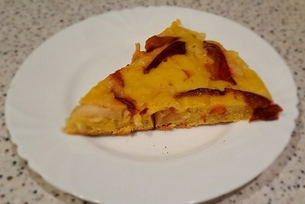 Пирог на сковороде с яблоками и сливами