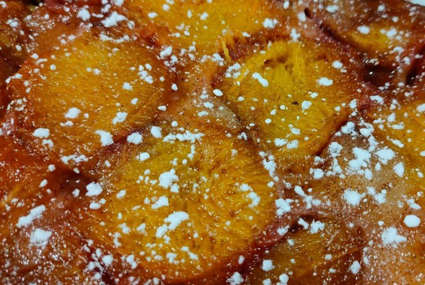 Пирог-перевертыш со сливами