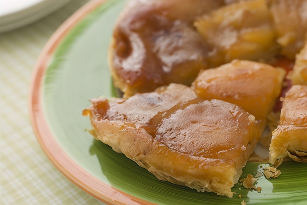 Пирог с карамелизованными яблоками и орехами пекан