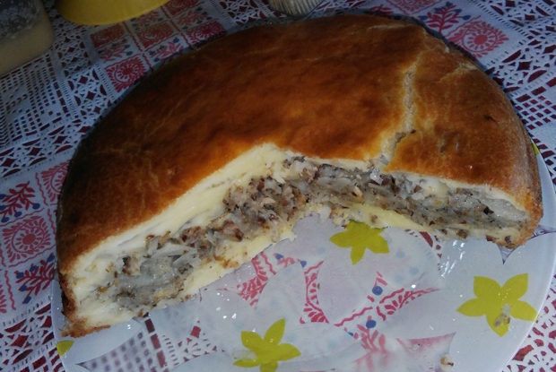 Пирог с консервированной сайрой и картофелем