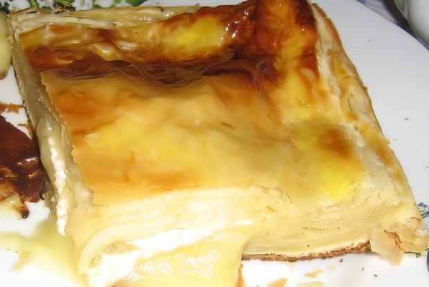 Пирог с твердым сыром и сметаной