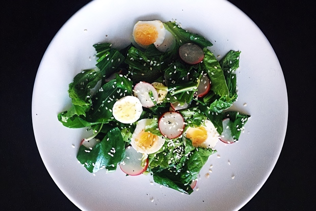 Полезный салат с черемшой, яйцом и редисом
