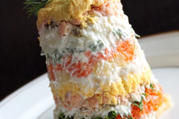Порционный салат «Мимоза» с лососем