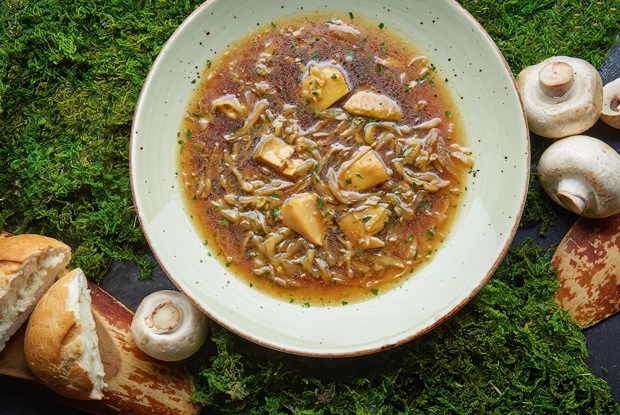Постный суп с томленой капустой и грибами